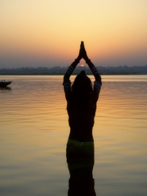 keren su worship ceremony at night by ganges river varanasi india