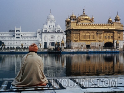 anthony plummer sikh man meditating in front of the golden temple amritsar india