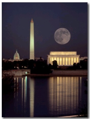 Moonrise over the Lincoln Memorial